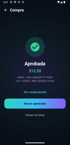 Pantalla de AuroraPOS con la compra aprobada por 12,50, el rótulo DEMO, la tarjeta enmascarada y los números de autorización y referencia