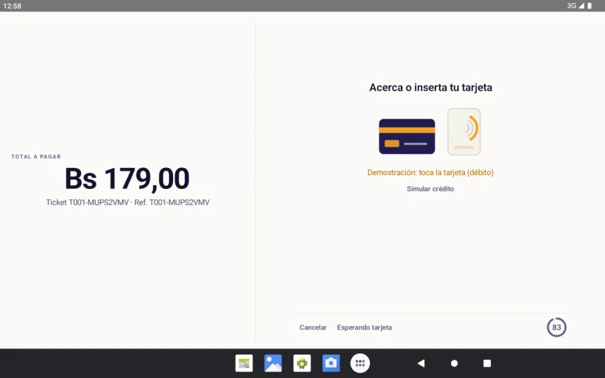Tableta con FINORA Caja; encima, la ventana de FINORA Pago muestra el monto a cobrar y espera la tarjeta. Al pie, la franja roja de demostración con lector simulado