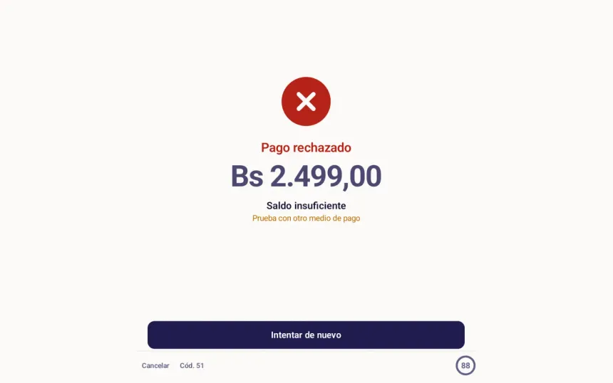 Pantalla Pago rechazado en rojo con el motivo Saldo insuficiente, los botones Intentar de nuevo y Cancelar, y el código 51